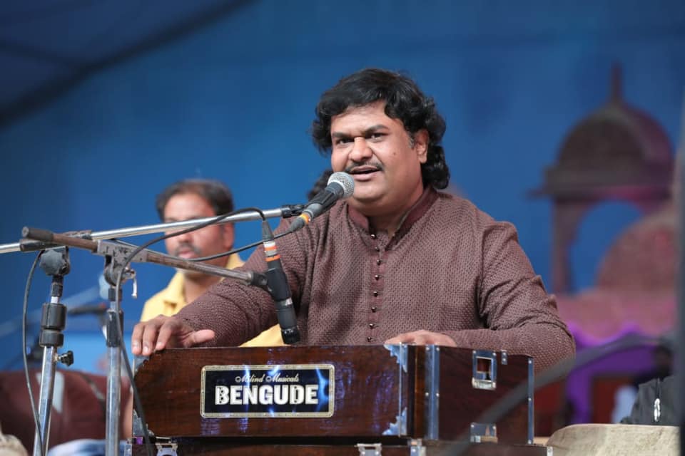Osman Mir live performance moment